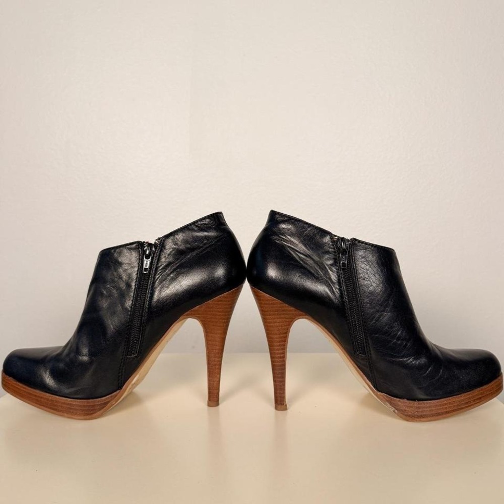 Steve Madden‎ Black Leather Heeled Booties Size 9.5 Wood Heel Zip Up Ankle heels